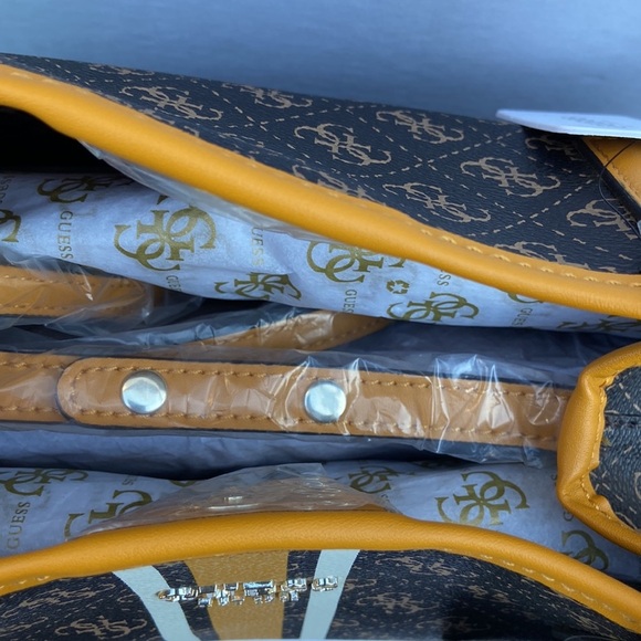 New GUESS Tote Set - Picture 9 of 9